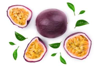 tutku meyve ve bir buçuk ile izole üzerinde beyaz arka plan var. İzole maracuya. Üstten görünüm. Düz yatıyordu