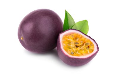 Tüm tutku meyve ve beyaz arka plan üzerinde izole yaprakları ile bir buçuk. İzole maracuya