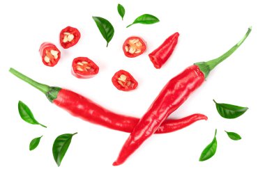 Beyaz arka plan üzerinde izole yeşil yaprakları ile süslenmiş kırmızı sıcak biber biber dilimlenmiş. Üstten görünüm. Düz yatıyordu desen