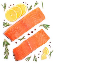 limon ve biberiye izole kopya alanı metniniz için beyaz zemin üzerine kırmızı balık somon fileto. Üstten görünüm. Düz yatıyordu