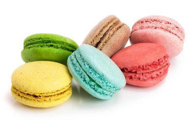 Beyaz arkaplanda izole edilmiş renkli badem kurabiyeleri