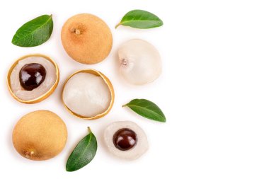 Taze longan meyve ile izole üzerinde beyaz arka plan bırakır. Üstten görünüm. Düz yatıyordu