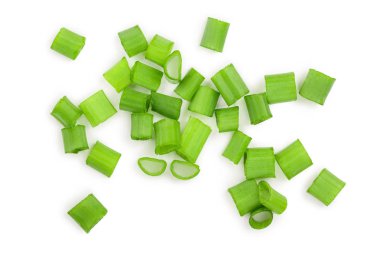 Beyaz arka planda izole edilmiş taze taze soğanlar. en üstteki görünüm