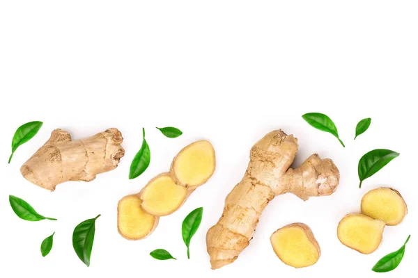 Akar Ginger segar dan irisan terisolasi pada latar belakang putih dengan ruang fotokopi untuk teks Anda. Pemandangan bagus. Letak rata — Stok Foto