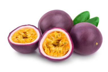 İki tüm tutku meyve ve beyaz arka plan üzerinde izole yaprakları ile bir buçuk. İzole maracuya