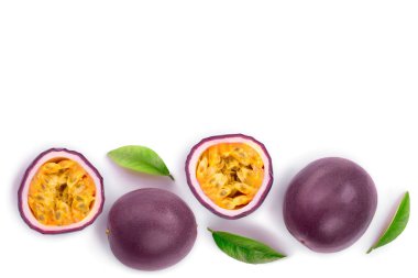 kopya alanı metniniz için beyaz zemin üzerine izole yaprakları ile tutku meyve. İzole maracuya. Üstten görünüm. Düz yatıyordu