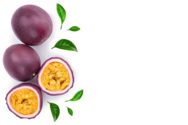 kopya alanı metniniz için beyaz zemin üzerine izole yaprakları ile tutku meyve. İzole maracuya. Üstten görünüm. Düz yatıyordu