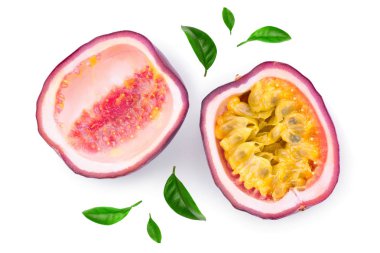 tutku beyaz arka plan üzerinde izole meyve yarısı. İzole maracuya. Üstten görünüm. Düz yatıyordu