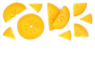 Trabzon hurması dilim izole kopya alanı metniniz için beyaz zemin üzerine. Üstten görünüm. Düz yatıyordu desen