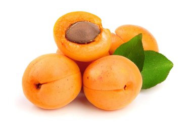 Beyaz arka plan makro'izole yaprakları ile kayısı meyve