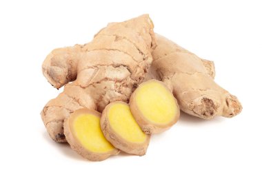 taze zencefil kökü ve beyaz arka plan üzerinde izole dilim