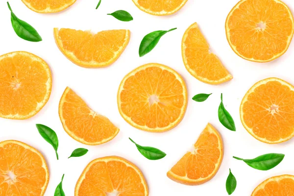 Rodajas de naranja o mandarina con hojas aisladas sobre fondo blanco. Asiento plano, vista superior. Composición de la fruta —  Fotos de Stock