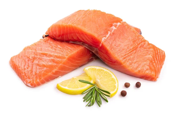 limon ve biberiye beyaz arka plan üzerinde izole kırmızı balık somon fileto