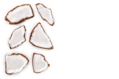 izole kopya alanı metniniz için beyaz zemin üzerine Hindistan cevizi parçası. Üstten görünüm. Düz yatıyordu