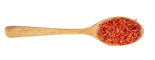 Un mucchio di zafferano in cucchiaio di legno isolato su sfondo bianco. Vista dall'alto. Posa piatta — Foto Stock