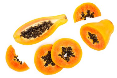 beyaz bir arka plan üzerinde izole olgun dilim papaya. Üstten görünüm. Düz yatıyordu