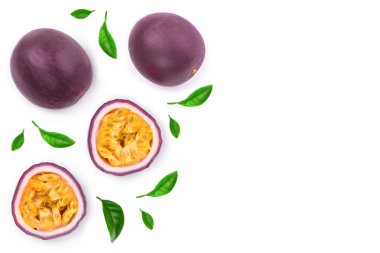 kopya alanı metniniz için beyaz zemin üzerine izole yaprakları ile tutku meyve. İzole maracuya. Üstten görünüm. Düz yatıyordu