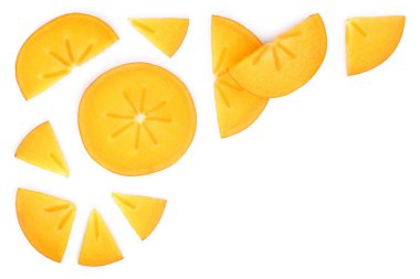 Trabzon hurması dilim izole kopya alanı metniniz için beyaz zemin üzerine. Üstten görünüm. Düz yatıyordu desen