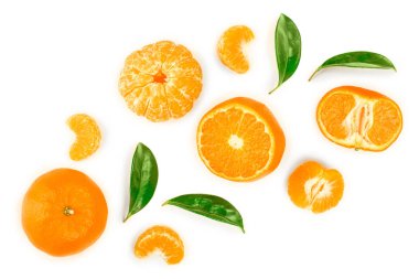 mandalina veya mandalina ile izole üzerinde beyaz arka plan bırakır. Üstten görünüm. Düz yatıyordu