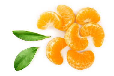 mandalina veya beyaz arka plan üzerinde izole yaprakları ile mandalina dilimleri. Üstten görünüm. Düz yatıyordu