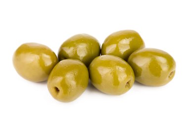 Beyaz arkaplanda izole edilmiş yeşil zeytin