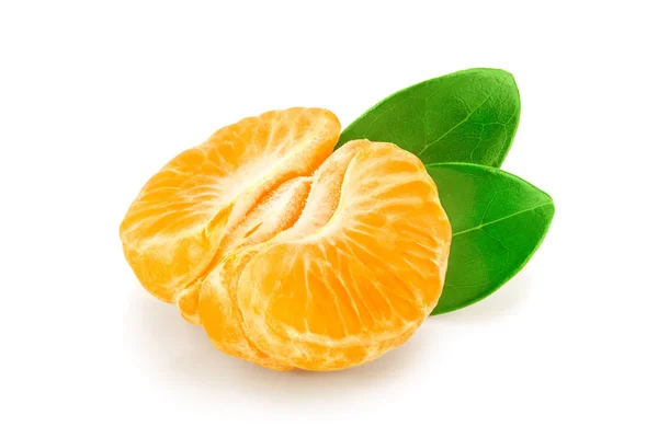 Owoce mandarynki lub mandarynki z liśćmi wyizolowanymi na białym tle — Zdjęcie stockowe