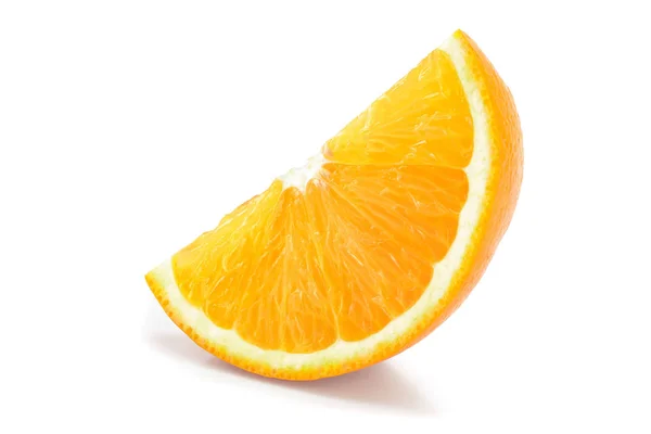 Rebanada de fruta naranja aislada sobre fondo blanco —  Fotos de Stock