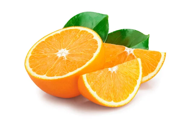 Апельсинові фрукти наполовину з листям ізольовані на білому фоні — стокове фото
