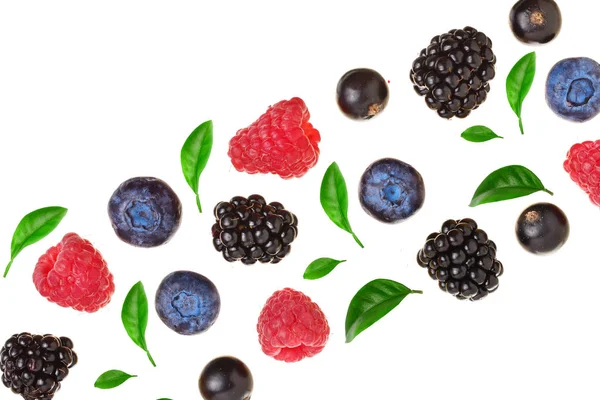 BlackBerry blåbär hallon svart vinbär med blad isolerad på vit bakgrund med kopia utrymme för din text. Ovanifrån. Lägenheten låg mönster — Stockfoto