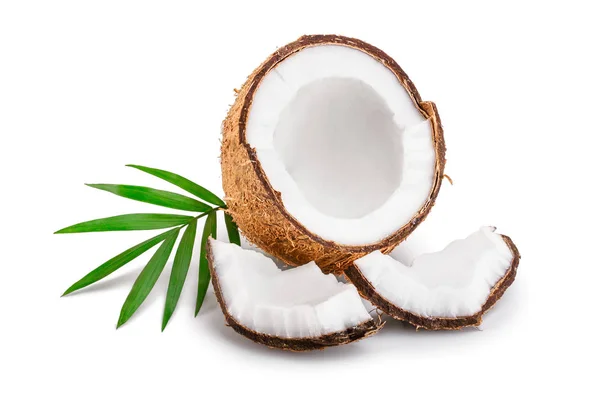 Hälfte der Kokosnuss mit isolierten Blättern auf weißem Hintergrund — Stockfoto