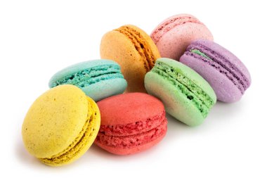 Beyaz arkaplanda izole edilmiş renkli badem kurabiyeleri