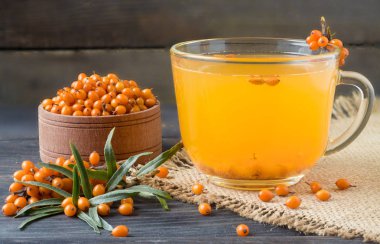 Deniz topalak çilek çul ve ahşap arka plan üzerinde bir delikanlı ile çay