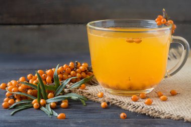 Deniz topalak çilek çul ve ahşap arka plan üzerinde bir delikanlı ile çay