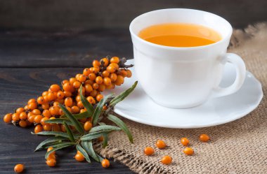 Deniz topalak çilek çul ve ahşap arka plan üzerinde bir delikanlı ile çay