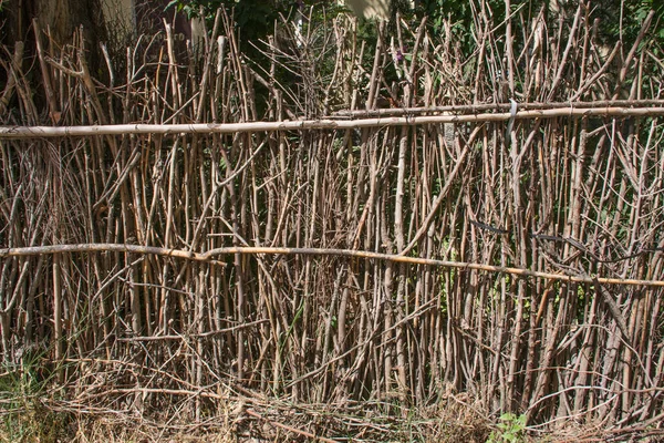 Rustikaler Weidenzaun als Hintergrund — Stockfoto