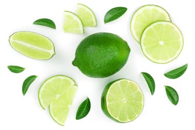 Beyaz arka plan üzerinde izole yaprakları ile dilimlenmiş limon. Üstten görünüm. Düz yatıyordu desen