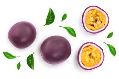 tutku meyve ve bir buçuk ile izole üzerinde beyaz arka plan var. İzole maracuya. Üstten görünüm. Düz yatıyordu