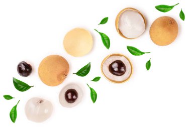 Taze longan meyve ile izole üzerinde beyaz arka plan bırakır. Üstten görünüm. Düz yatıyordu