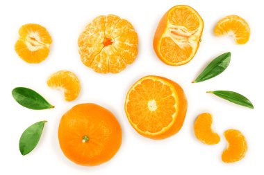 mandalina veya mandalina ile izole üzerinde beyaz arka plan bırakır. Üstten görünüm. Düz yatıyordu