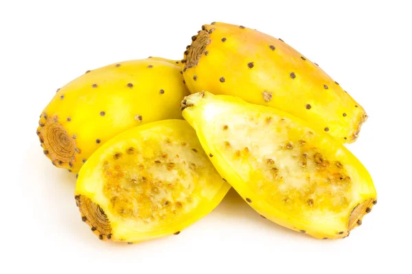 Gele prickly pear of opuntia met half geïsoleerd op een witte achtergrond — Stockfoto
