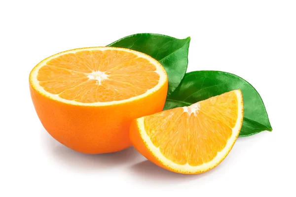 Metà di frutta arancione con foglie isolate su sfondo bianco — Foto Stock