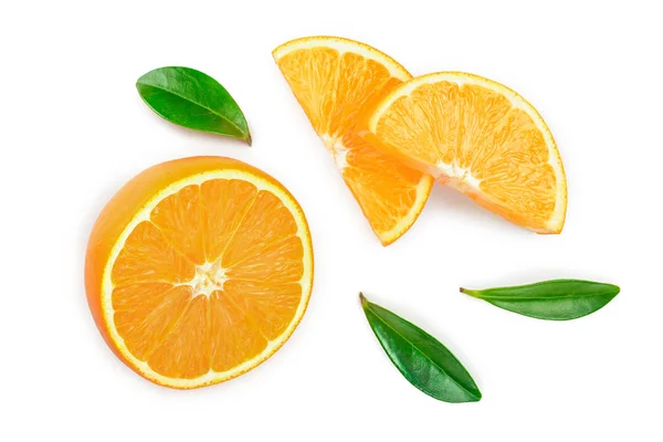 Orange avec des feuilles isolées sur fond blanc. Vue de dessus. Pose plate — Photo