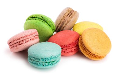 Beyaz arkaplanda izole edilmiş renkli badem kurabiyeleri