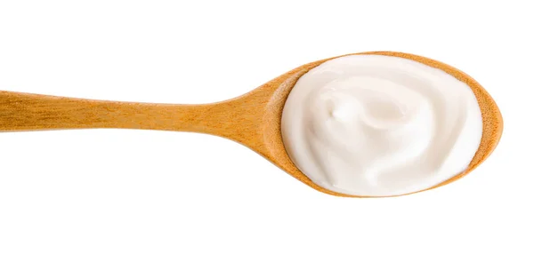 Crema agria en cuchara de madera aislada sobre fondo blanco. Vista superior. Puesta plana —  Fotos de Stock