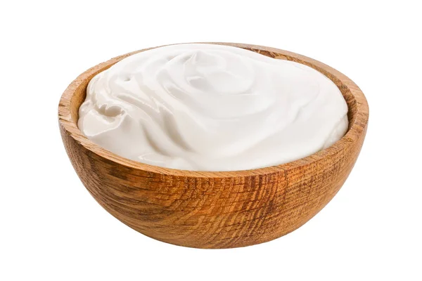 Crema agria en cuenco de madera aislado sobre fondo blanco —  Fotos de Stock