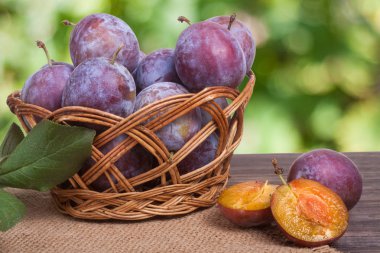 Erik çul ve yeşil arka plan bulanık ahşap tablo hasır sepet içinde