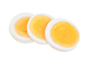 haşlanmış yumurta dilim beyaz arka plan üzerinde izole