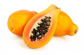 reife geschnittene Papaya isoliert auf weißem Hintergrund