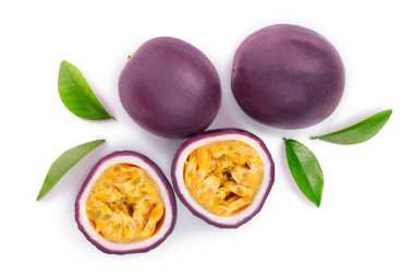 tutku meyve ve bir buçuk ile izole üzerinde beyaz arka plan var. İzole maracuya. Üstten görünüm. Düz yatıyordu