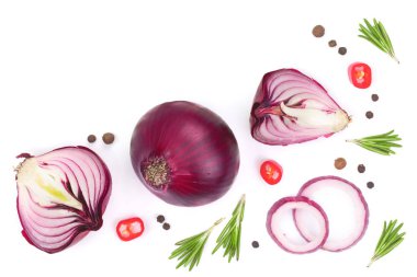 Biberiye ve karabiber izole kopya alanı metniniz için beyaz zemin üzerine kırmızı soğanlı. Üstten Görünüm. Düz yatıyordu